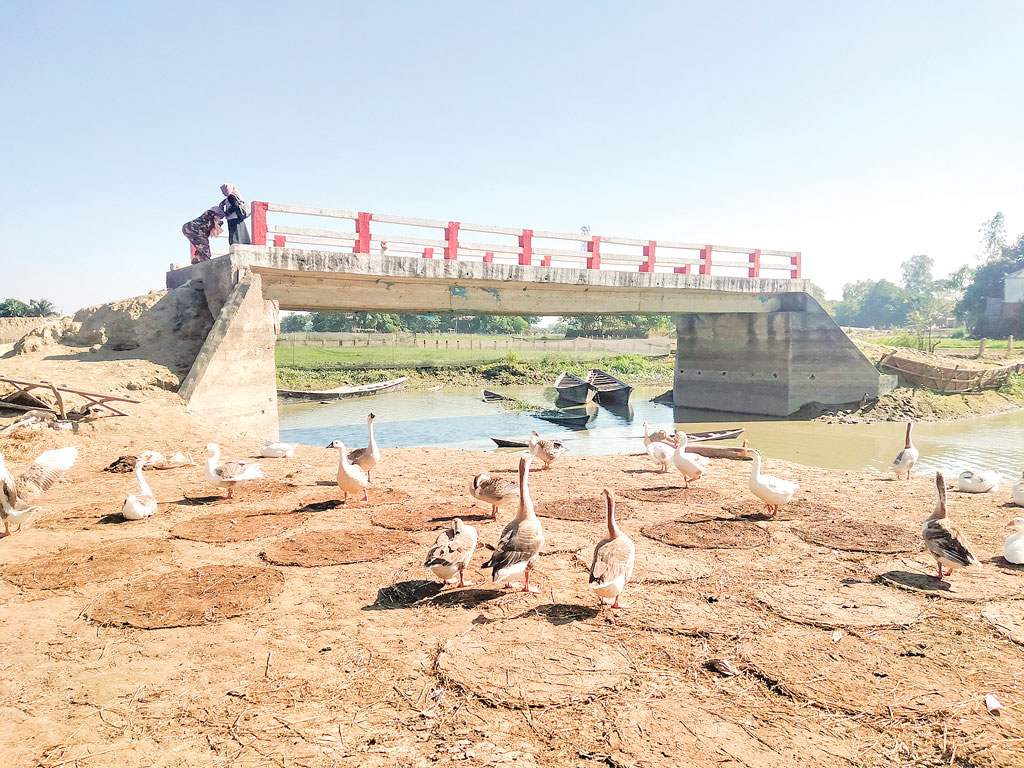 কিশোরগঞ্জের অষ্টগ্রাম: সড়কবিহীন ৬৭ লাখের সেতু