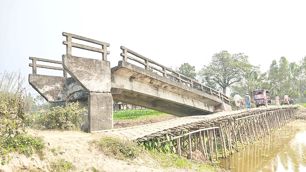 ভেঙে ঝুলে আছে সেতু ঝুঁকি নিয়ে পারাপার