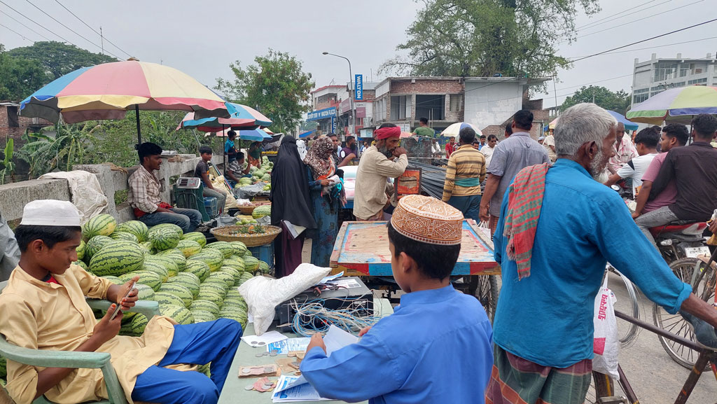 দখলমুক্তের দুই মাসের মধ্যে আবারও দোকানপাট-গাড়িতে দখল সেতুটি, জন চলাচলে দুর্ভোগ