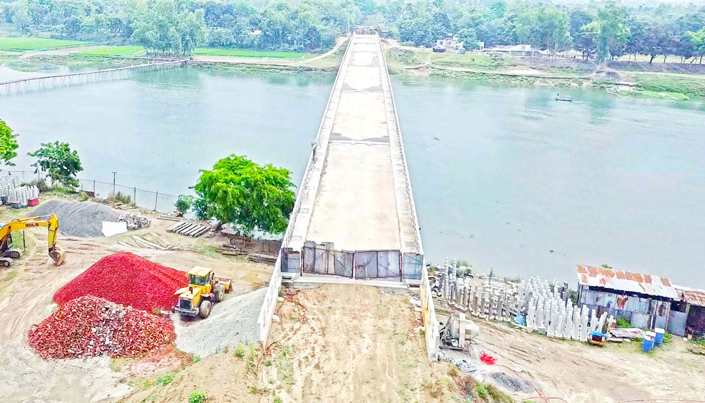 নওগাঁর মহাদেবপুর: সড়ক নেই, অচল আত্রাই সেতু