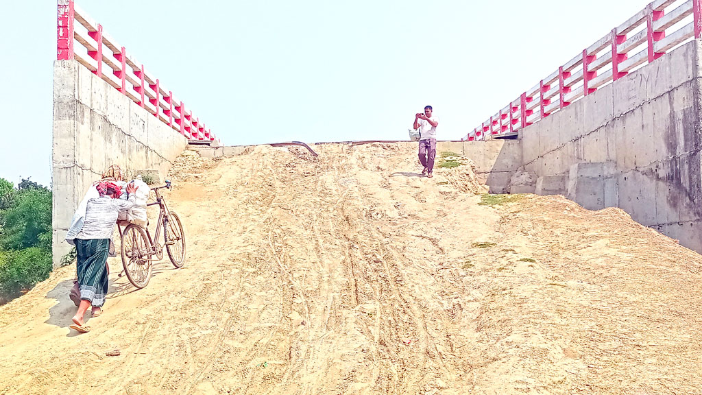 মাথাভাঙ্গা নদী: সেতু হলেও দুর্ভোগ কমেনি