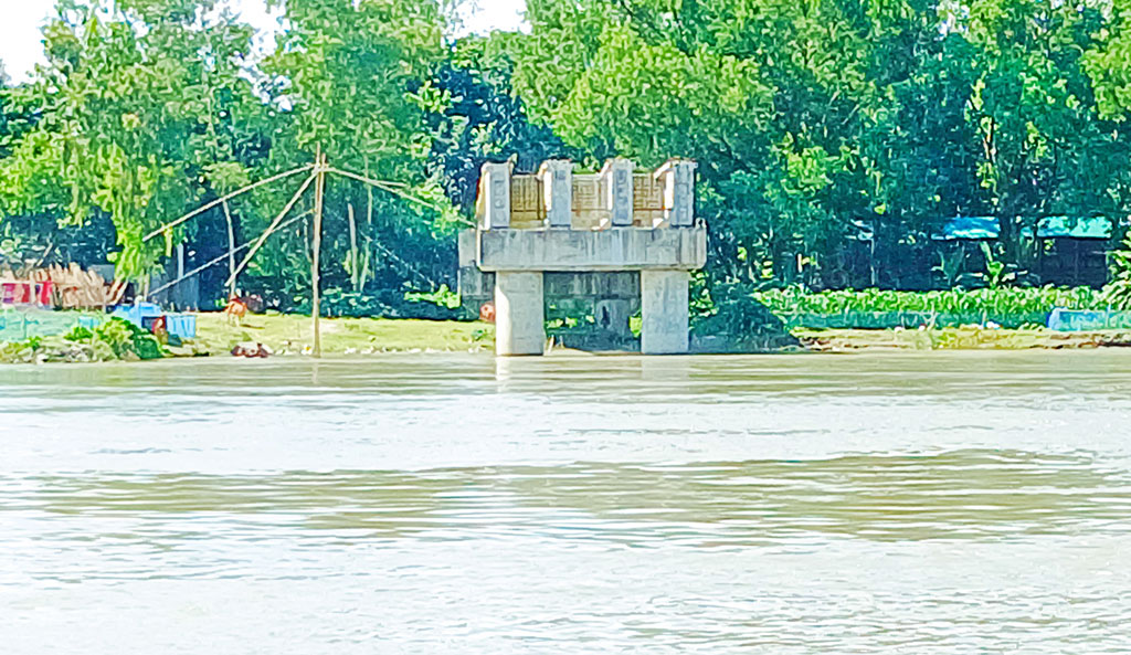 টাঙ্গাইলের কালিহাতী: তিন খুঁটিতে ছয় বছর পার