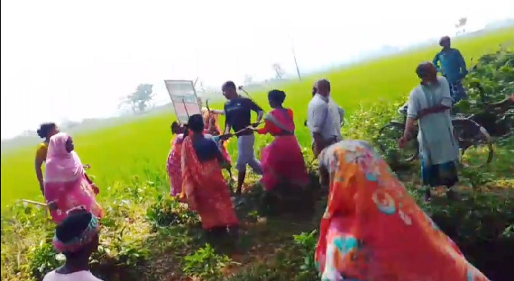 চিনিকলের দখল করা জমির কমিটি নিয়ে সাঁওতালদের দুপক্ষের সংঘর্ষে আহত ৩