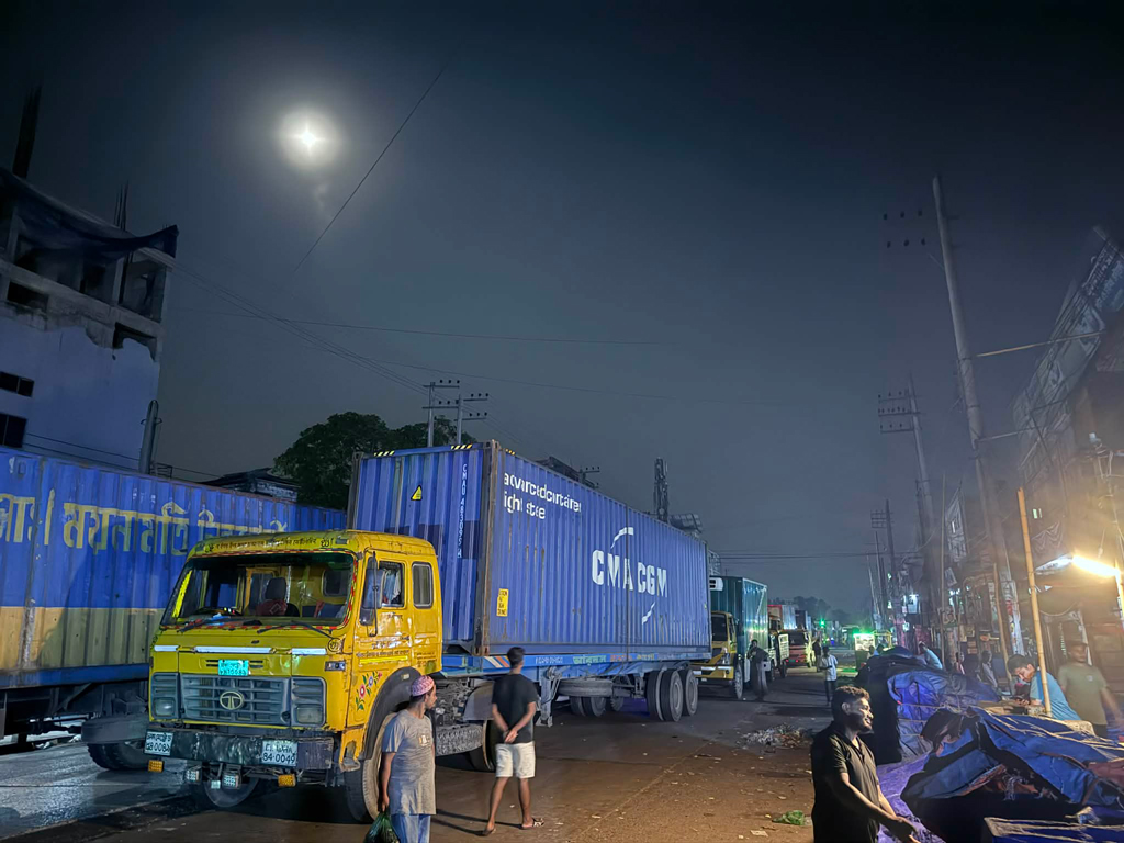 কুমিল্লায় মধ্যরাতে মহাসড়কে চার্জার লাইট জ্বালিয়ে চলছে দুই গ্রামের সংঘর্ষ