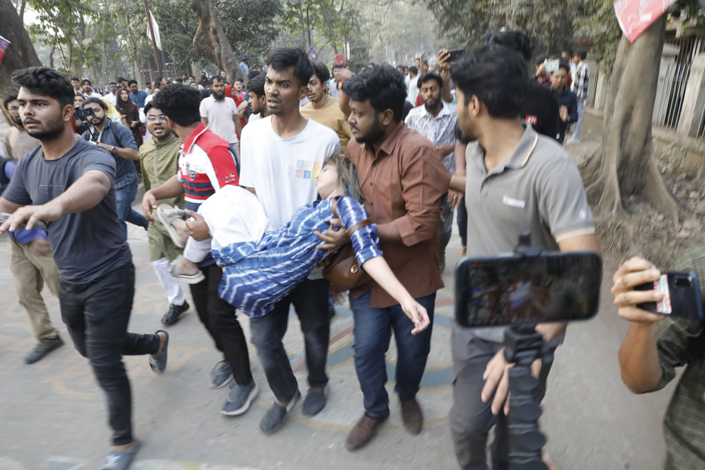বৈষম্যবিরোধী ছাত্র আন্দোলনের নতুন ছাত্রসংগঠন ঘোষণার প্রাক্কালে ঢাকা বিশ্ববিদ্যালয়ের মধুর ক্যান্টিনে দুই গ্রুপের সংঘর্ষ হয়। ছবি: মেহেদী হাসান