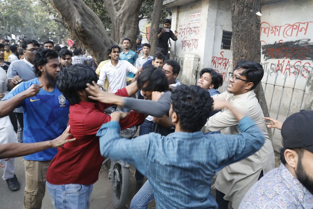 বৈষম্যবিরোধী ছাত্র আন্দোলনের নতুন ছাত্রসংগঠন ঘোষণার প্রাক্কালে ঢাকা বিশ্ববিদ্যালয়ের মধুর ক্যান্টিনে দুই গ্রুপের সংঘর্ষ হয়। ছবি: মেহেদী হাসান