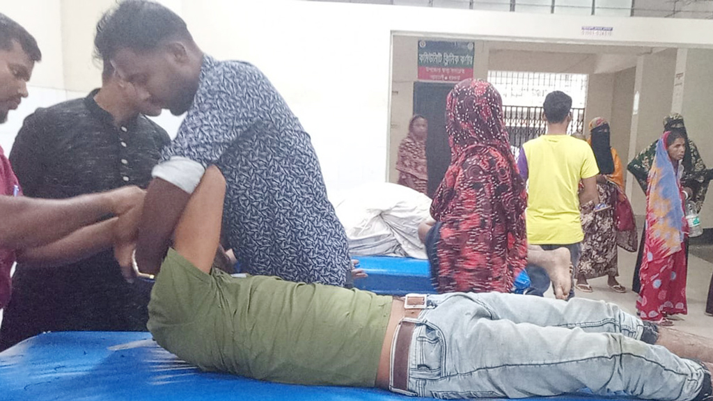 বরগুনায় বিএনপির সভা শেষে দুই পক্ষে দফায় দফায় সংঘর্ষ, আহত ১৫