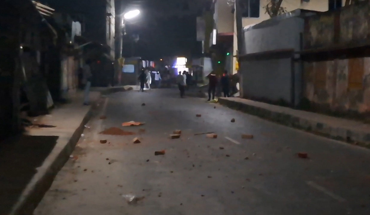 মাদারীপুরে দুই পক্ষের সংঘর্ষে ককটেল বিস্ফোরণ, দোকানপাট ভাঙচুর