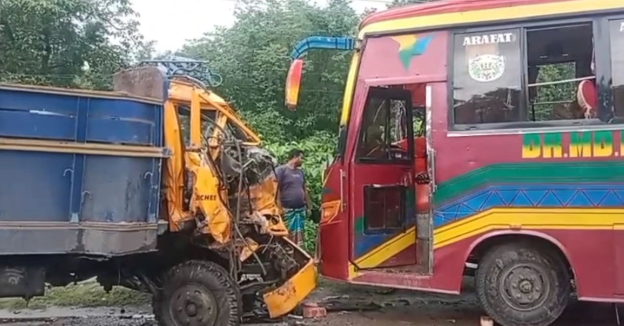 সিঙ্গাইরে বাস-ট্রাকের সংঘর্ষে নিহত ১