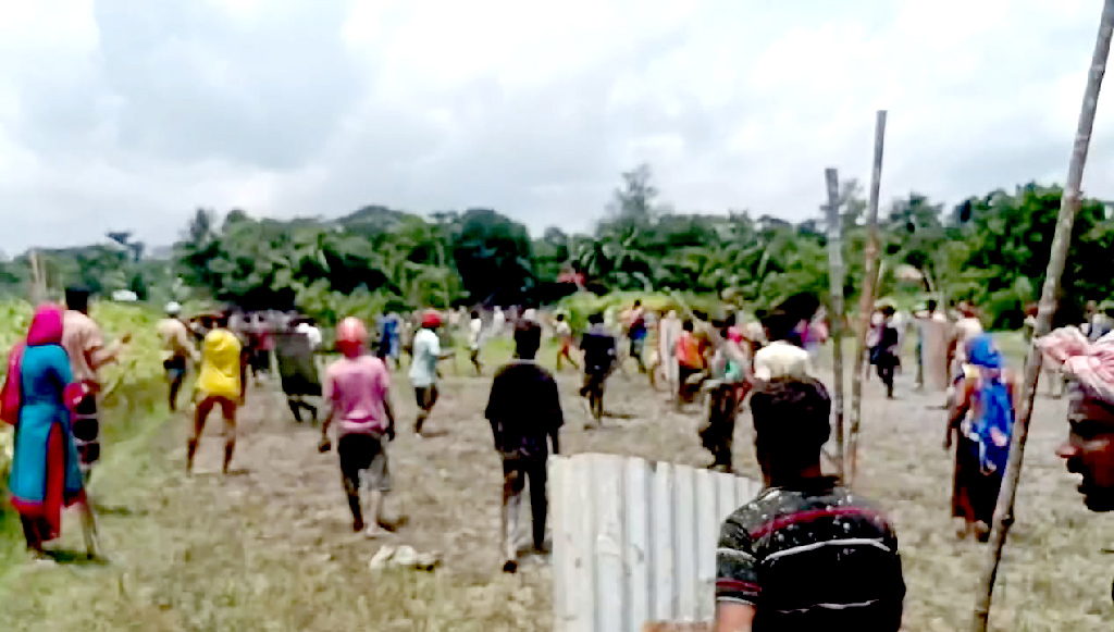 কাদা ছিটানো নিয়ে দুই পক্ষের সংঘর্ষ, আহত ২০