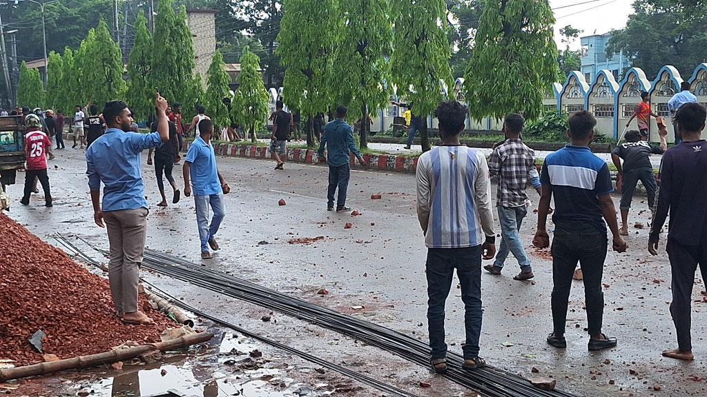 হবিগঞ্জে দুই এলাকাবাসীর সংঘর্ষে পুলিশসহ আহত ৩০