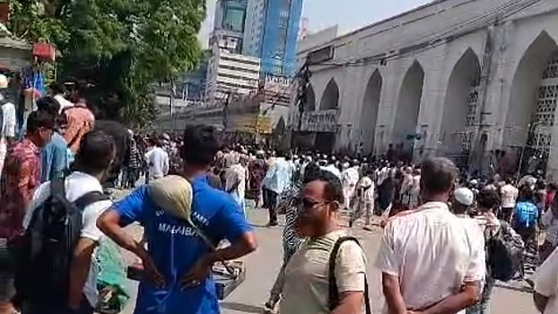 বায়তুল মোকাররম এলাকায় ফুটপাতে দোকান বসানো নিয়ে ব্যবসায়ী ও হকারদের সংঘর্ষ