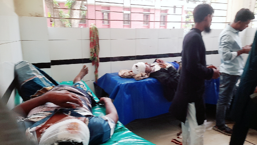 কোরবানির গোশত মসজিদ নাকি মাতবরের বাড়ি যাবে, তর্কে জড়িয়ে সংঘর্ষে আহত ৩০
