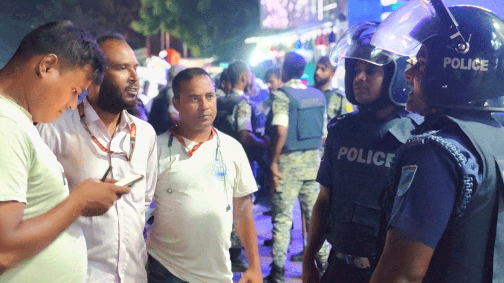 টুঙ্গিপাড়ায় দুই গ্রামবাসীর সংঘর্ষ, ওসিসহ আহত ২০