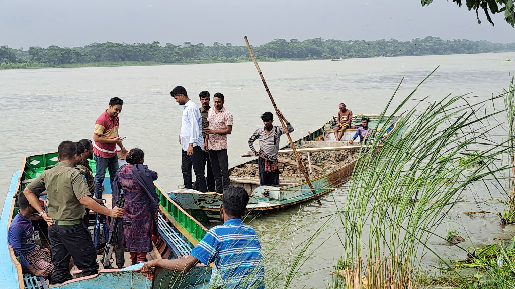 সুগন্ধা নদীর তীরের মাটি কাটায় ইটভাটার মালিককে ১ লাখ টাকা জরিমানা