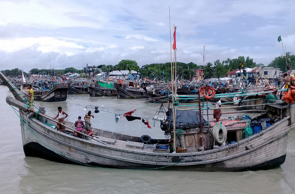 ডিজেল-সংকট: সাগরে মাছ ধরতে না পারায় ঈদ আনন্দ নেই উপকূলীয় জেলেদের