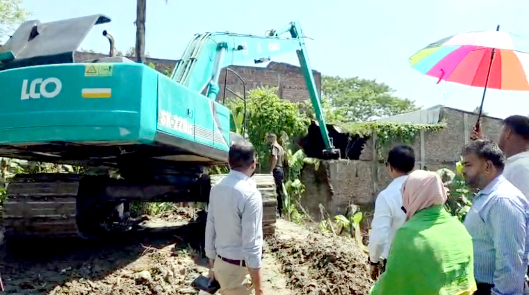 সিংহ নদীর প্রাণ বাঁচাতে কেরানীগঞ্জে প্রশাসনের দিনব্যাপী অভিযান