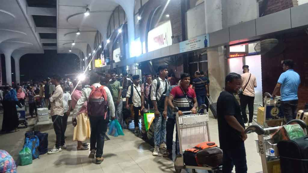 আজ শনিবার অগ্নিকাণ্ডের পর হজরত শাহজালাল আন্তর্জাতিক বিমানবন্দরে দীর্ঘ অপেক্ষায় যাত্রীরা। ছবি: আজকের পত্রিকা