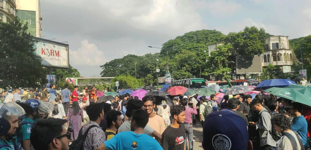 তিন দাবিতে ‎শাহবাগে প্রকৌশল শিক্ষার্থীদের সড়ক অবরোধ