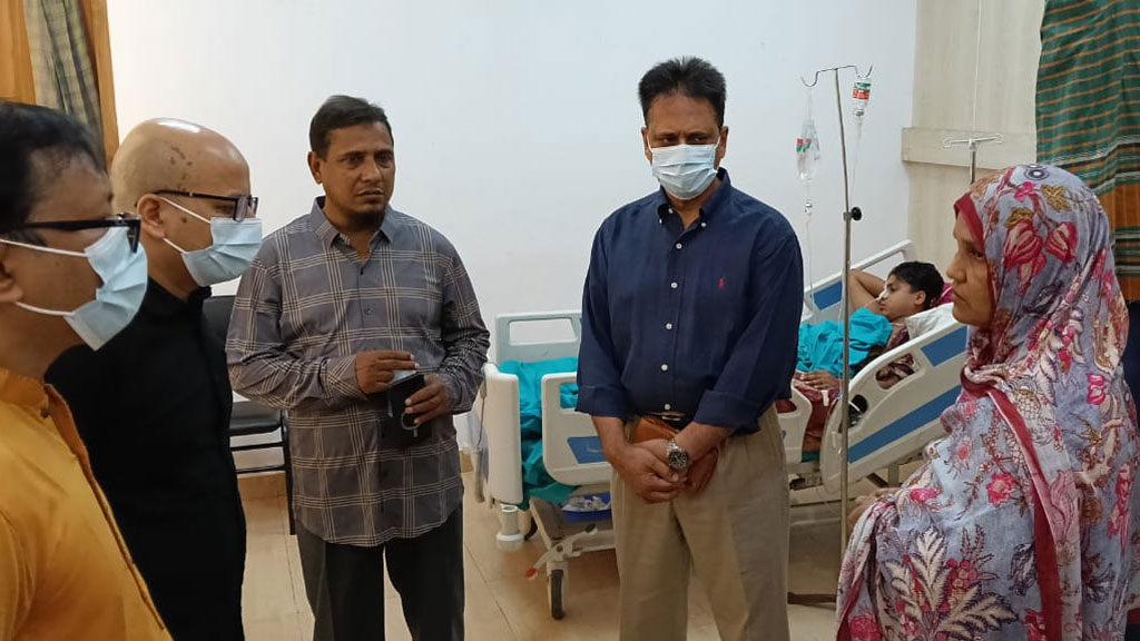 পুলিশের হামলায় আহত বুয়েট শিক্ষার্থী শাদিদকে দেখতে হাসপাতালে প্রধান উপদেষ্টার দুই প্রতিনিধি