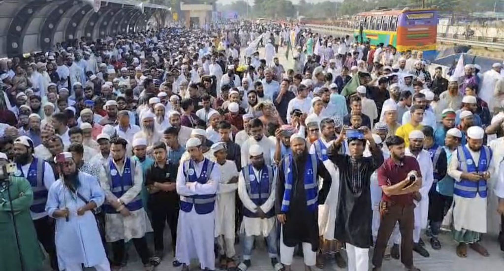পথসভাকে কেন্দ্র করে ঢাকা-মাওয়া এক্সপ্রেসওয়ের দুই পাশে বিপুলসংখ্যক নেতা-কর্মী উপস্থিত। ছবি: আজকের পত্রিকা