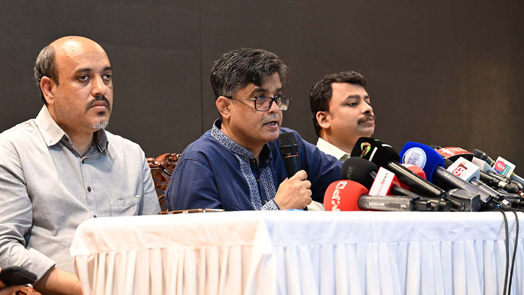 রাজধানীর ফরেন সার্ভিস একাডেমিতে প্রেস ব্রিফিং করেন প্রধান উপদেষ্টার প্রেস সচিব শফিকুল আলম। ছবি: পিআইডি