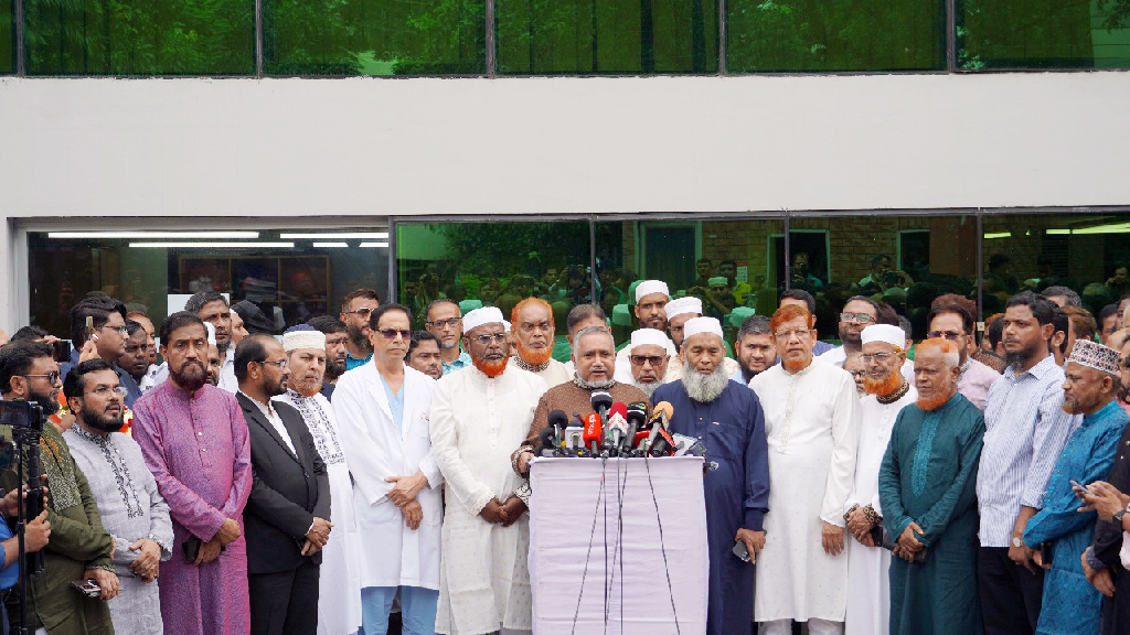 রাজধানীর ইউনাইটেড হাসপাতাল চত্বরে প্রেস ব্রিফিংয়ে বক্তব্য দেন জামায়াতে ইসলামীর নায়েবে আমির সৈয়দ আবদুল্লাহ মো. তাহের। ছবি: আজকের পত্রিকা