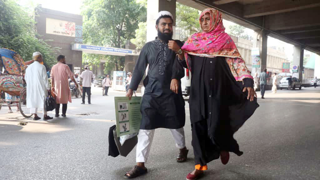 শাহবাগে ব্যারিকেড ভেঙে শিক্ষকদের অবরোধ, যান চলাচল বন্ধ