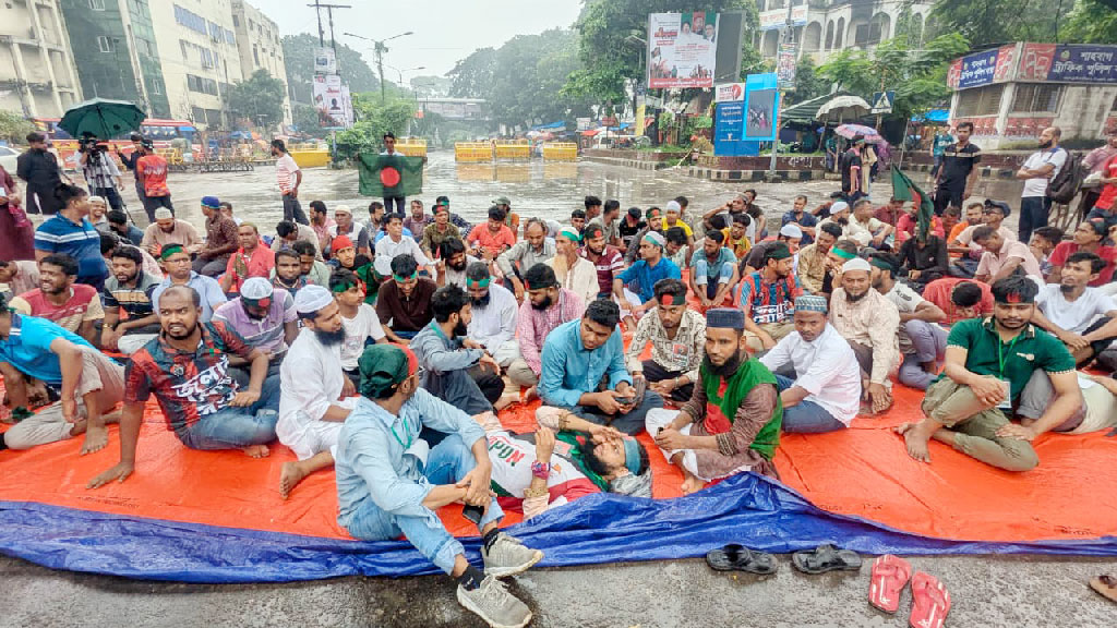 জুলাই সনদ বাস্তবায়নের দাবিতে শাহবাগে এখনো ‘জুলাই যোদ্ধারা’