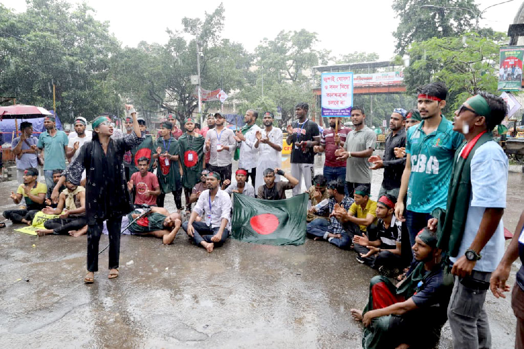 জুলাই সনদ বাস্তবায়নের দাবিতে শাহবাগে এখনো ‘জুলাই যোদ্ধারা’
