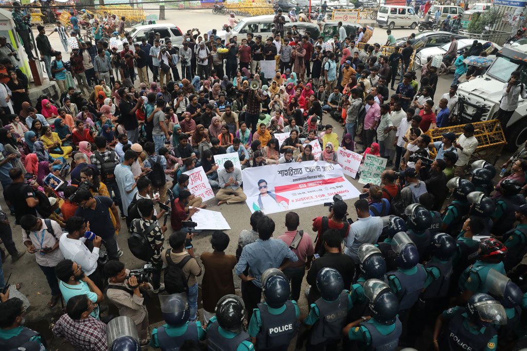 সাম্য হত্যার বিচার দাবিতে শাহবাগ থানার সামনে শিক্ষার্থীদের অবস্থান