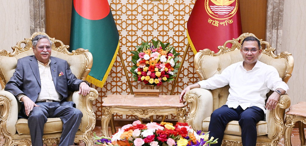 রাষ্ট্রপতির সঙ্গে দেখা করতে মেয়েকে নিয়ে বঙ্গভবনে প্রধানমন্ত্রী