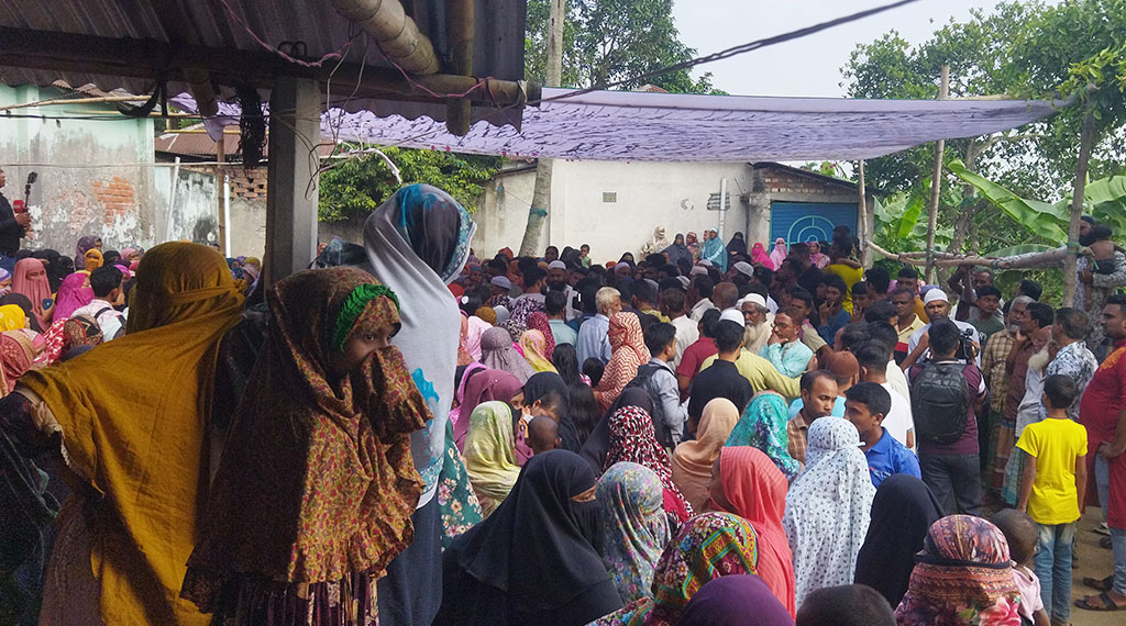 আশপাশের এলাকার হাজারো মানুষ ভিড় করে শাহেদের বাড়ির সামনে। ছবি: আজকের পত্রিকা