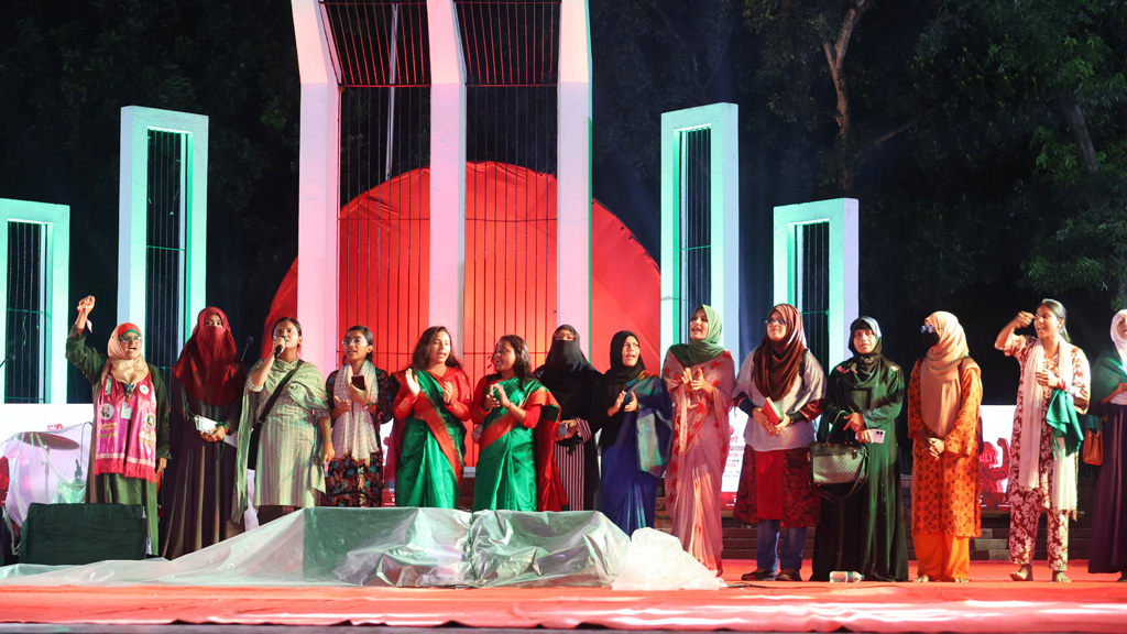 শহীদ মিনারে গান, ড্রোন শো ও স্মৃতিচারণায় জুলাই স্মরণ