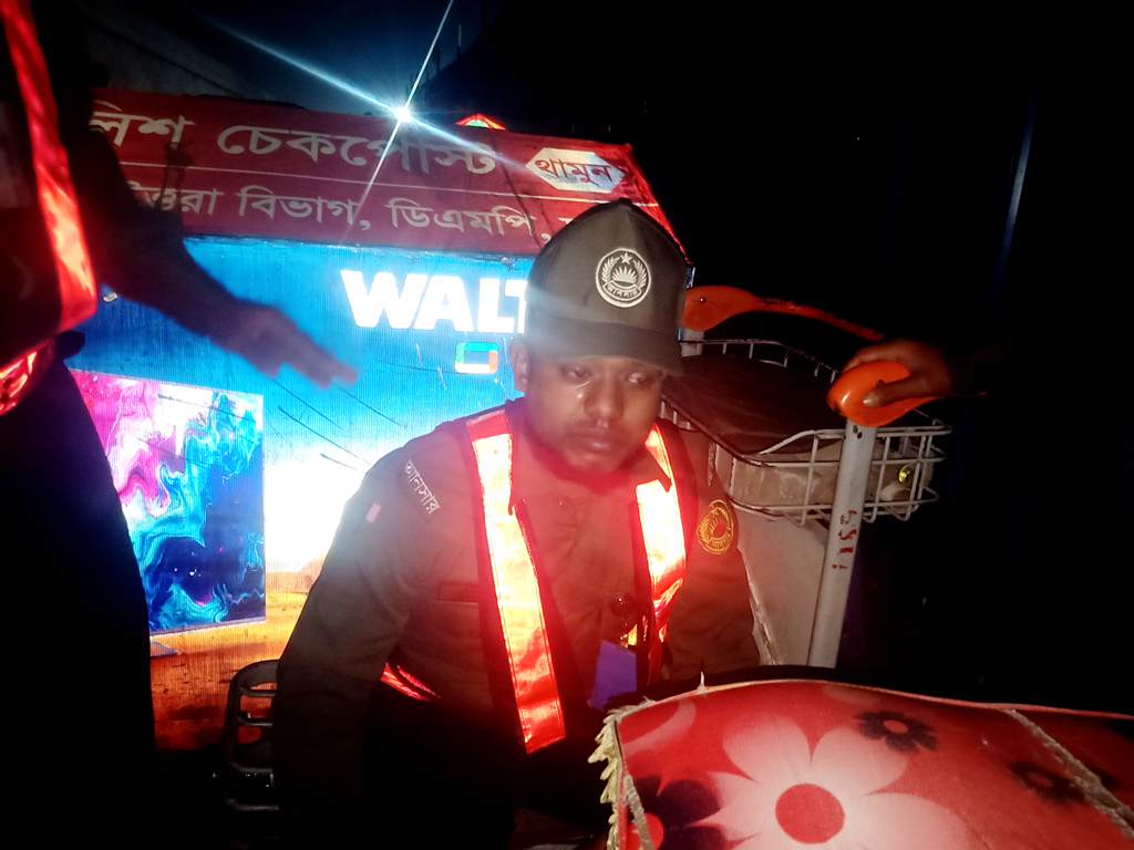 শাহজালাল বিমানবন্দরের প্রবেশপথে ককটেল বিস্ফোরণ, আনসার সদস্য আহত