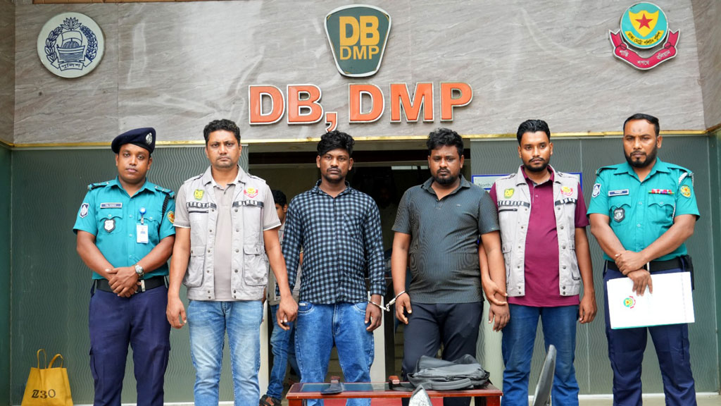 শ্যামলীতে ছিনতাইয়ে ব্যবহৃত মোটরসাইকেল-চাপাতি উদ্ধার, গ্রেপ্তার আরও ২