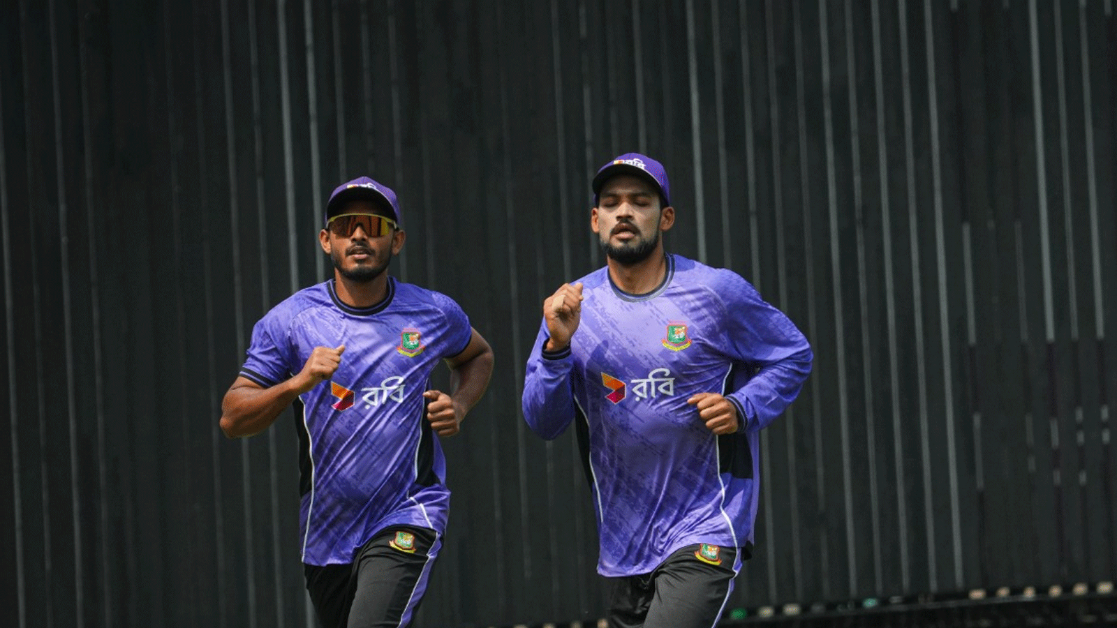 এক ওভারে দুই উইকেট হারিয়ে চাপে বাংলাদেশ