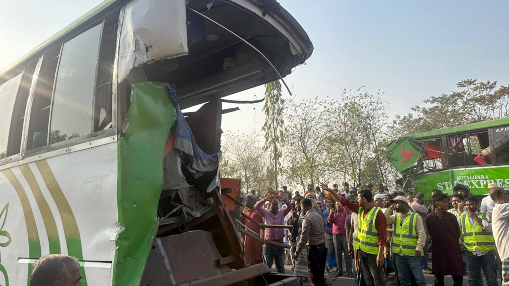 শরীয়তপুরে বাসের পেছনে আরেক বাসের ধাক্কা, নিহত ২
