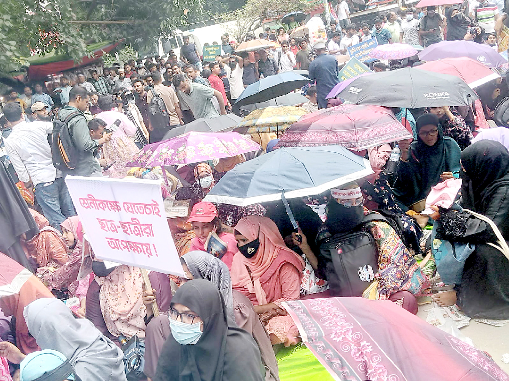নিয়োগপত্রের দাবিতে শাহবাগে সুপারিশপ্রাপ্ত প্রাথমিক শিক্ষকদের গণঅবস্থান