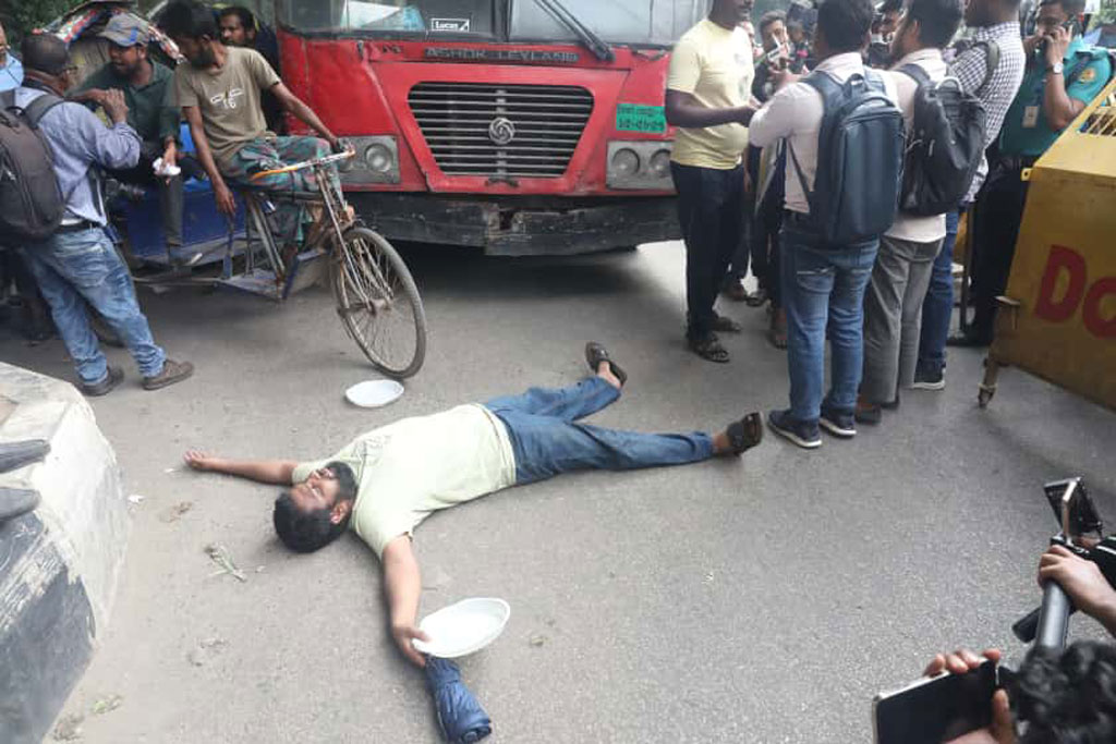 পাঁচ দফা দাবিতে ফের শাহবাগে প্রতিবন্ধীদের অবস্থান, পুলিশের বাধা