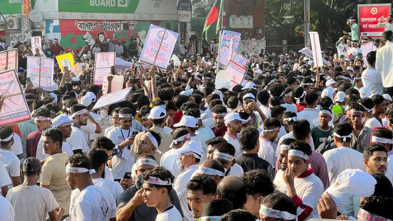 নোয়াখালী বিভাগ দাবিতে শাহবাগে বিক্ষোভ, দেড় ঘণ্টা পর যান চলাচল স্বাভাবিক