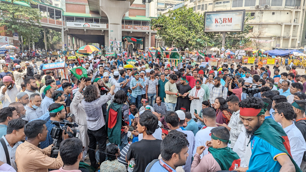 দ্বিতীয় দিনের মতো শাহবাগে ছাত্র-জনতা, সিদ্ধান্ত আসবে বিকেলে