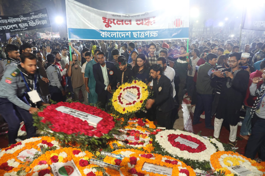 একুশের রাতে জনতার যে স্রোত, তা রাত পেরোলেই হয়ে যাবে কয়েকগুণ। দেশের নানা প্রান্ত থেকে শ্রদ্ধা জানাতে ছুটে আসবে মানুষ।