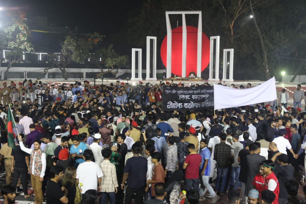 ঢাকা বিশ্ববিদ্যালয়ের উপাচার্যের নেতৃত্বে পুষ্পার্ঘ্য অর্পণ করে ঢাকা বিশ্ববিদ্যালয় পরিবার।