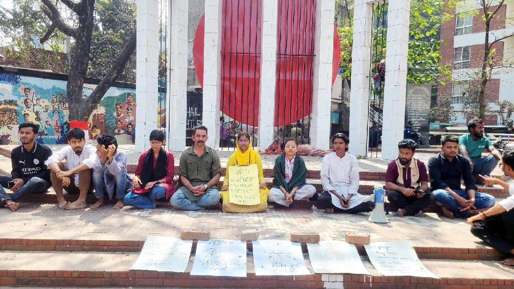 নারী নির্যাতন ও ধর্ষণের বিরুদ্ধে নারায়ণগঞ্জে শহীদ মিনারে প্রতিবাদী অবস্থান