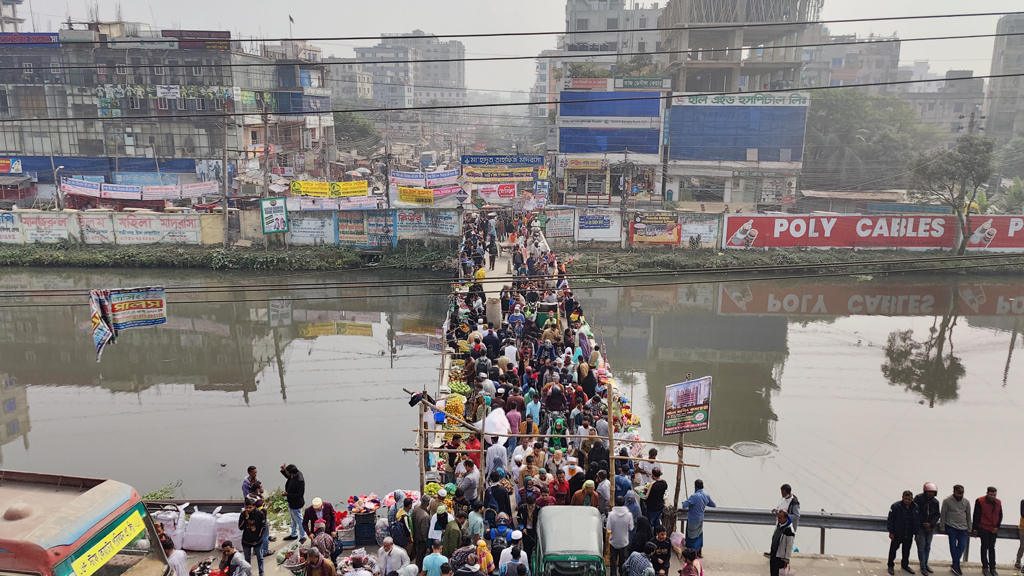 স্টাফ কোয়ার্টার-হাজীনগর অপ্রশস্ত সেতুতে ঝুঁকিপূর্ণ চলাচল, ভোগান্তি