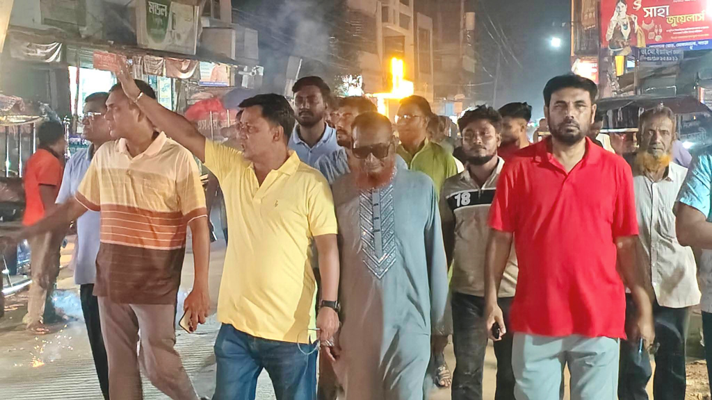 শিবগঞ্জের মোকামতলাকে উপজেলা অনুমোদন করায় মিষ্টি বিতরণ-আনন্দ মিছিল