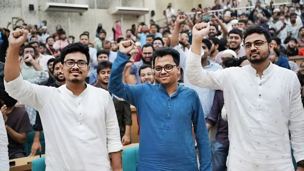 ডাকসু নির্বাচনে জয়ী ইসলামী ছাত্রশিবির সমর্থিত প্যানেলের শীর্ষ তিন পদের বিজয়ীরা। ছবি: সংগৃহীত