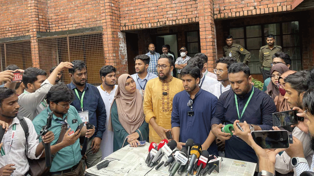 ছাত্রদল ভোটারদের ভয়ভীতি দেখাচ্ছে, শিবিরের ভিপি প্রার্থীর অভিযোগ