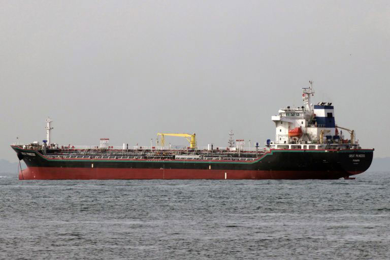 ডিজেল-জেট ফুয়েল নিয়ে চট্টগ্রাম বন্দরে ৩ জাহাজ